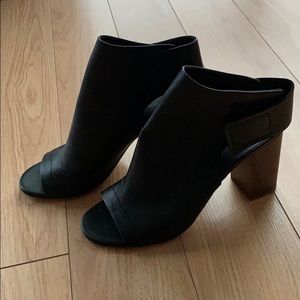 Vince black leather sandal